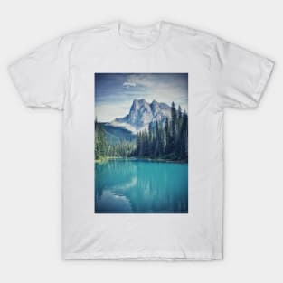 Magestic Alberta Rocky mountain landscape with teal blue water T-Shirt
